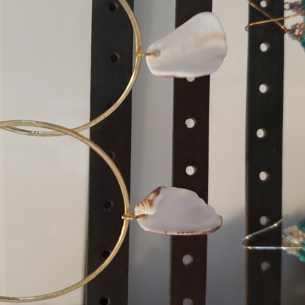 Gold Shell Earrings 🐚 - Picture 3 of 5